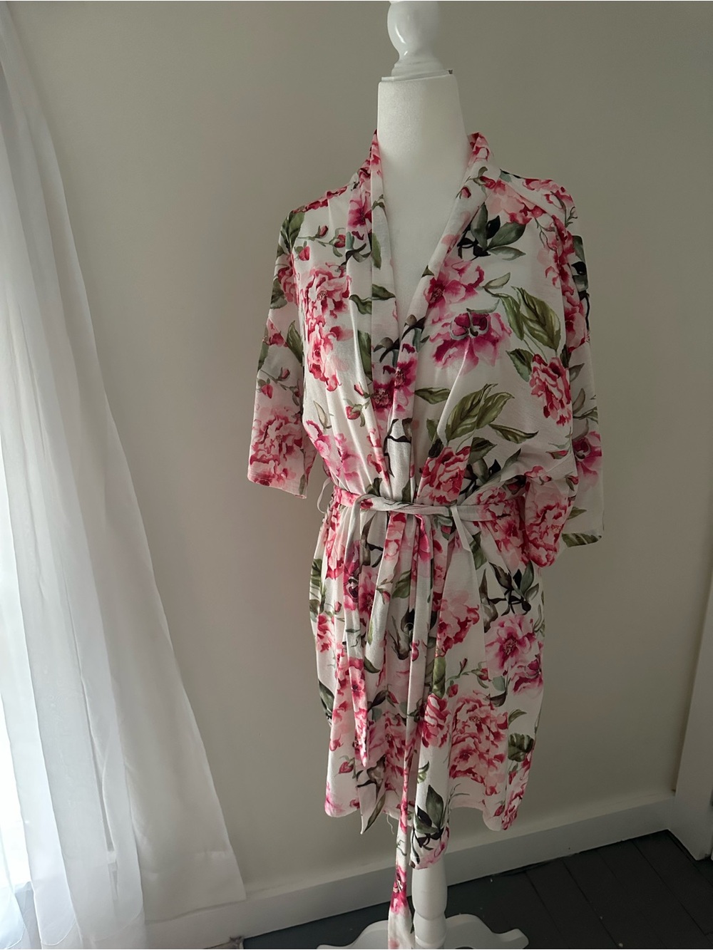 Show Me Your MuMu White Floral Kimono Robe with Pink & Green Blooms